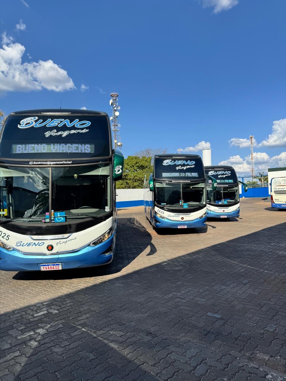 Ônibus Bueno Viagens no terminal